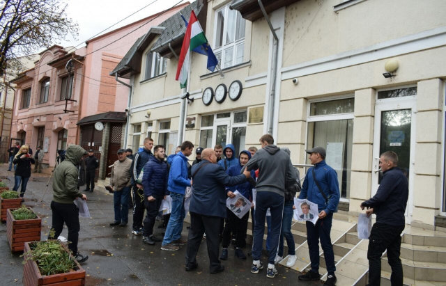 В Закарпатській обл. пікетували угорське консульство
